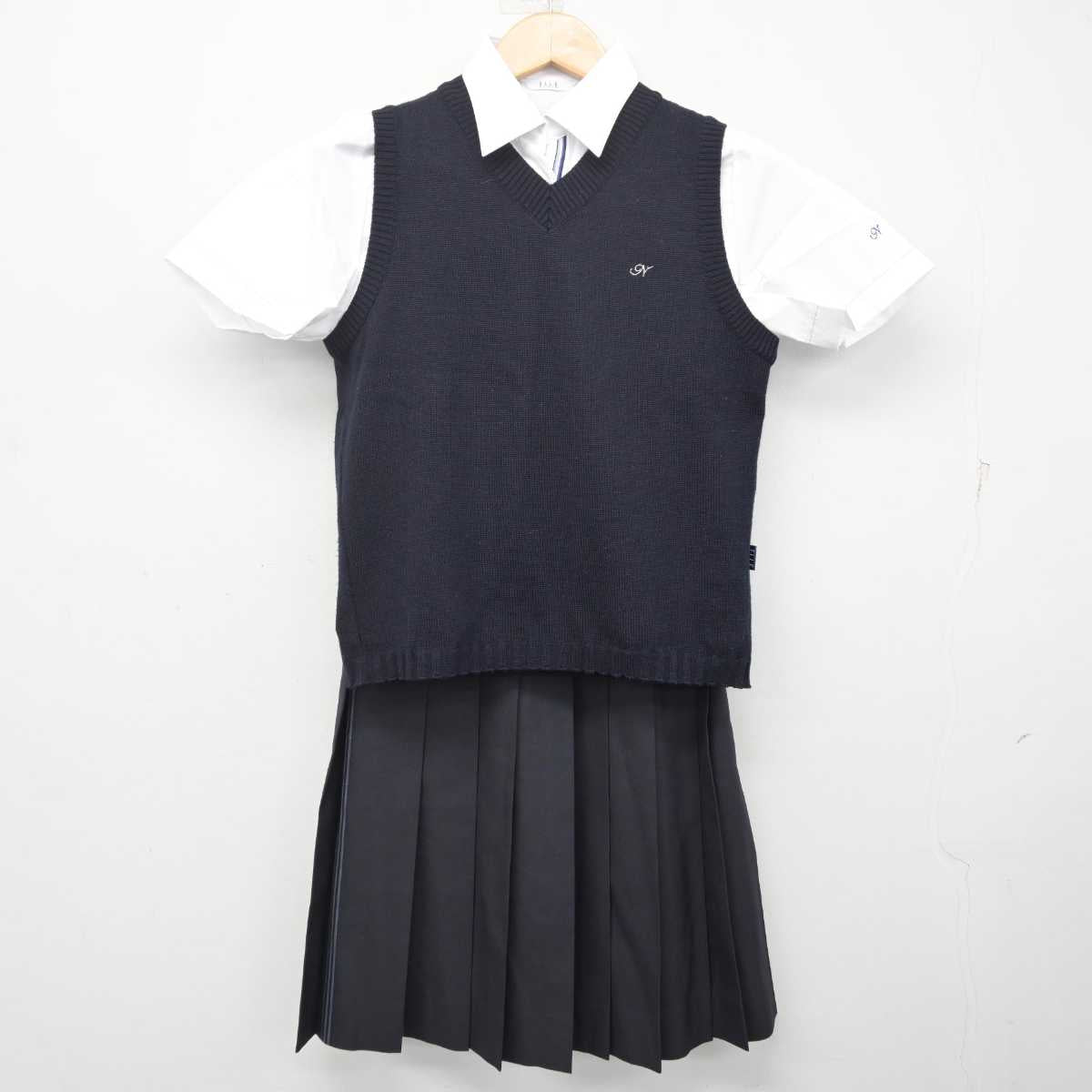 【中古】福岡県 中村学園女子高等学校 女子制服 3点 (ニットベスト・シャツ・スカート) sf072595