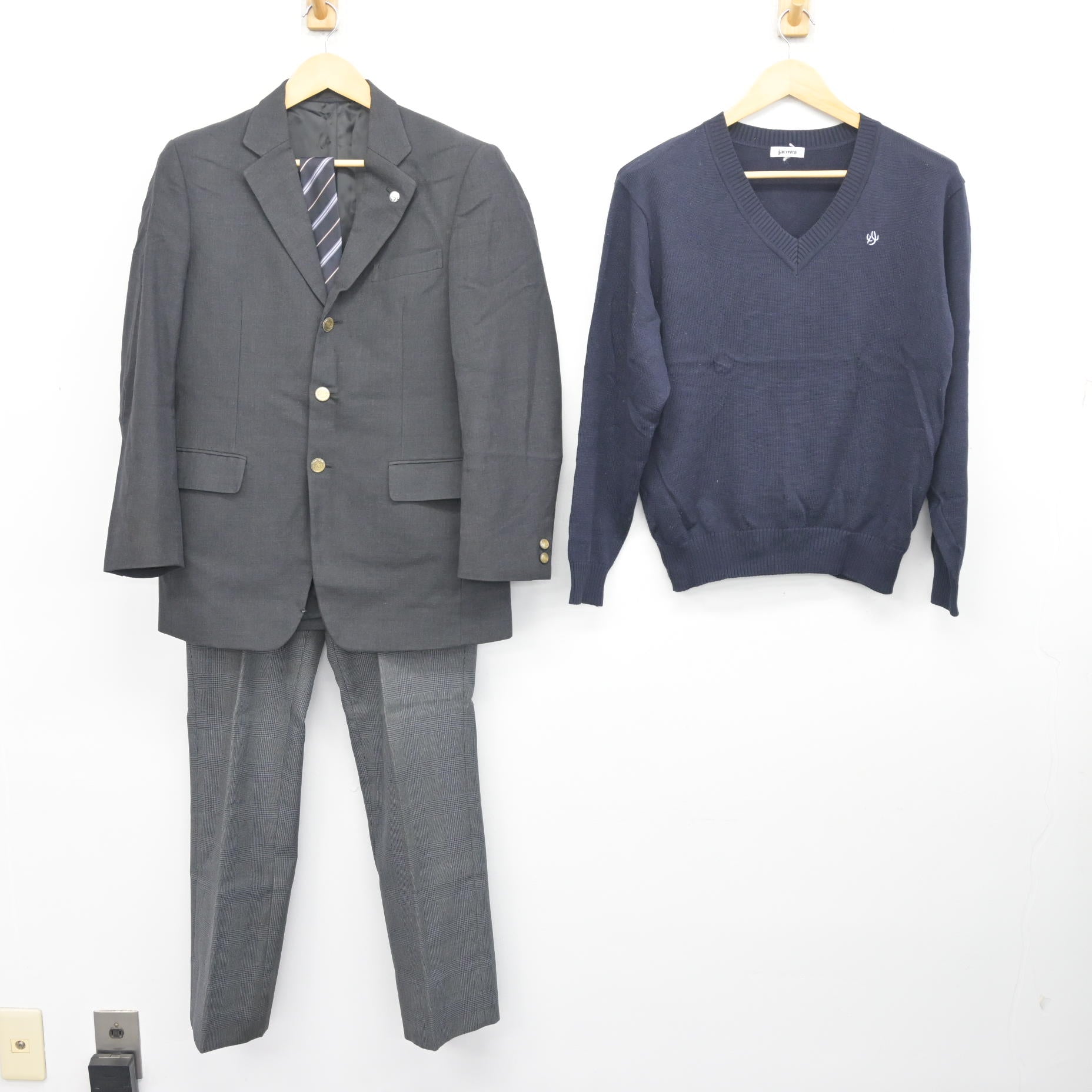 【校章付】草加東高校 男子制服 5点（ブレザー・冬夏スラックス・セーター・タイ） 中古】埼玉県 草加高等学校 男子制服 4点 (ブレザー・ニット・ズボン