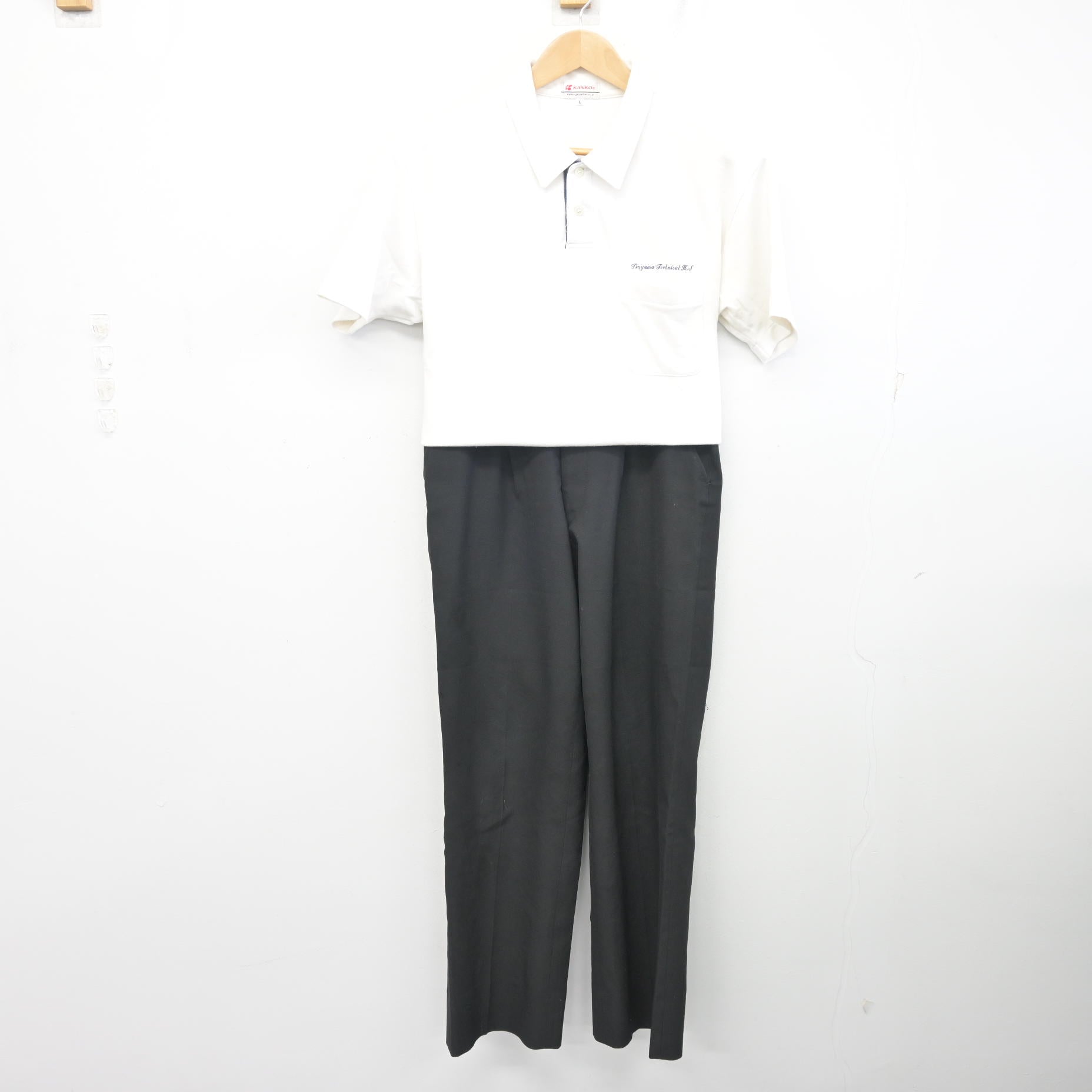 水島工業高校、男子制服と鞄、夏冬服ズボン各1本、夏服シャツ2枚、長袖シャツ2枚。 水島工業高校、男子制服と鞄、夏冬服ズボン各1本、夏服シャツ2枚、長袖