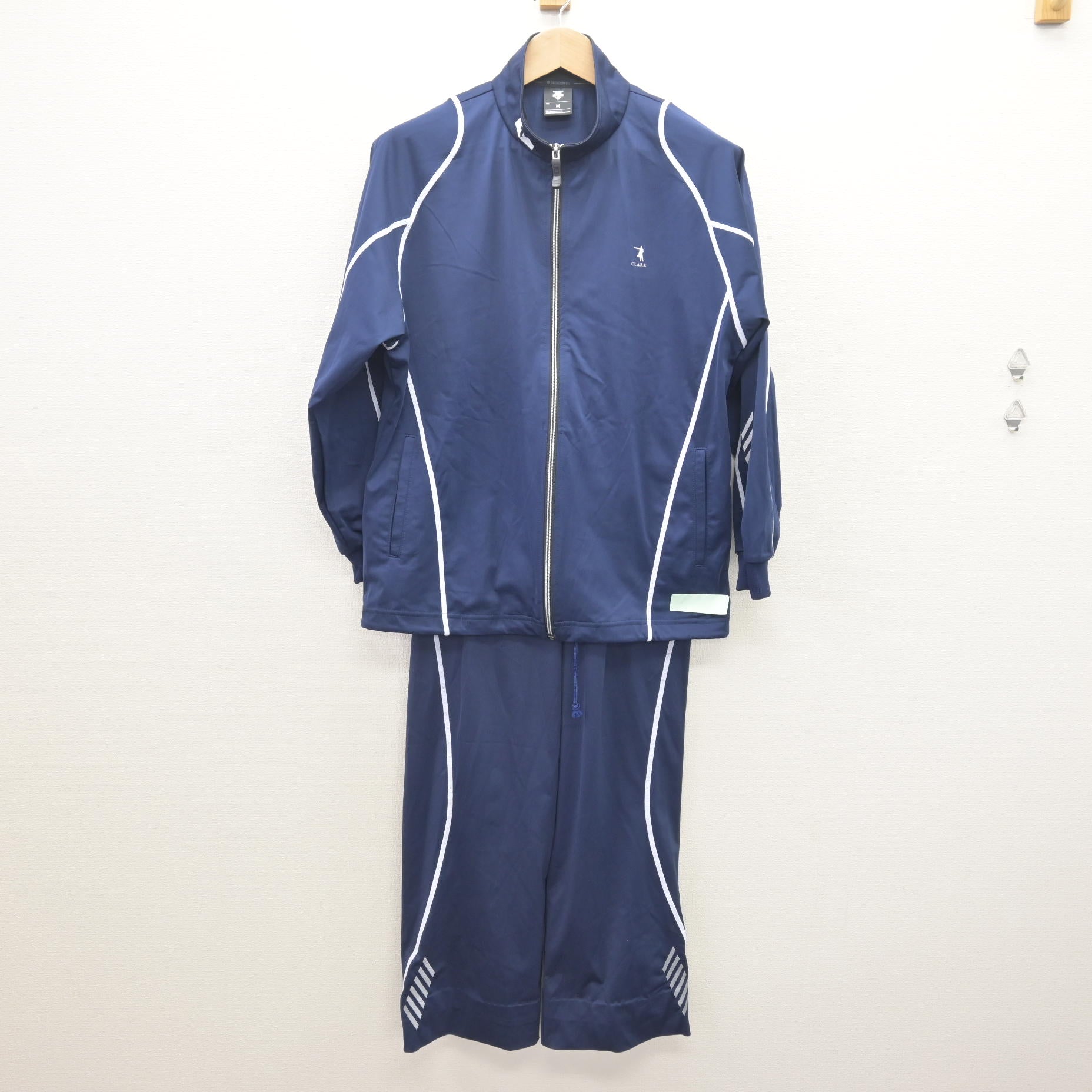 中古】 クラーク記念国際高等学校 女子制服 2点 (ジャージ 上