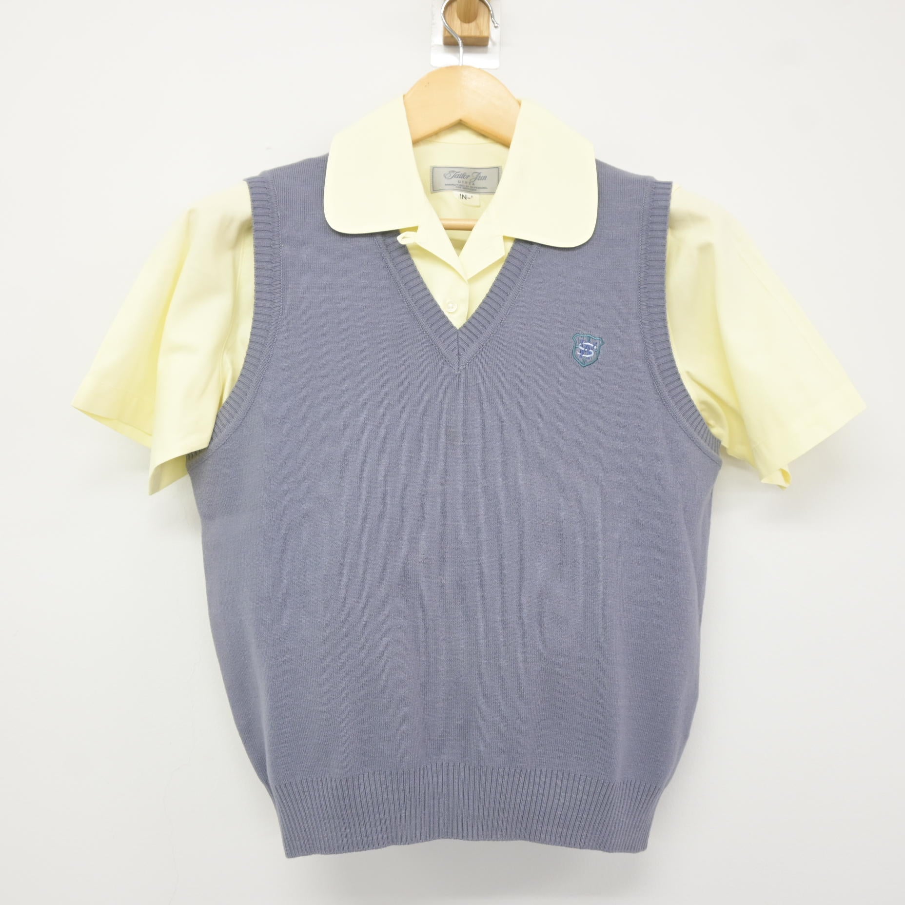 【美品】西南高等学校　ベスト　セーター 中古】福岡県 西南学院高等学校 女子制服 2点 (ニットベスト・シャツ