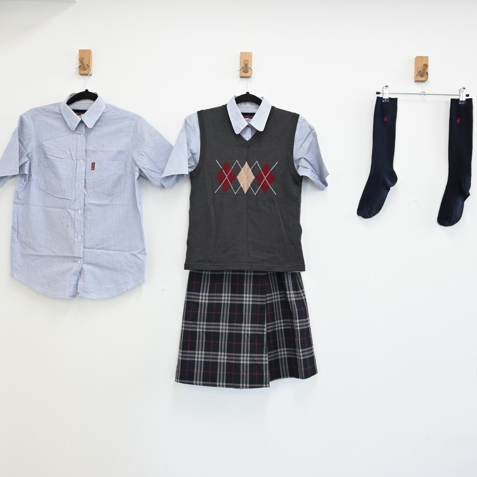 【中古】京都府 立命館宇治中学校 女子制服 5点（シャツ 半袖・スカート 夏・ベスト・ベスト・靴下 ） sf000001