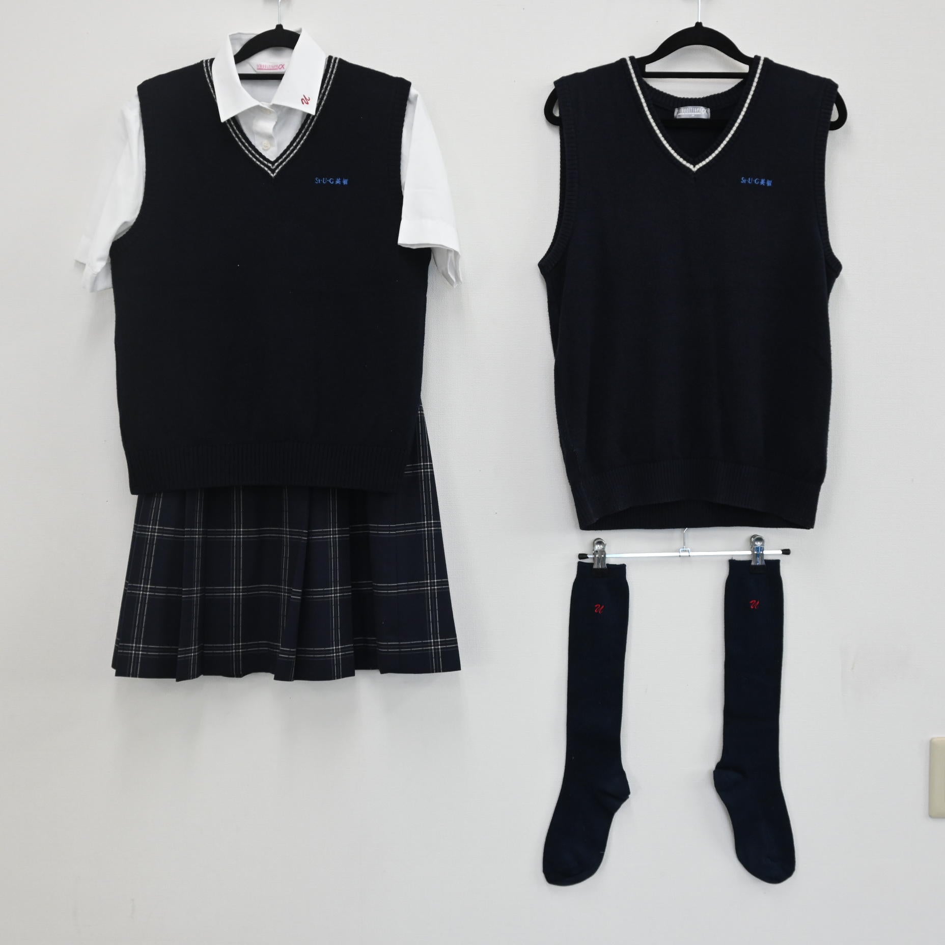 【中古】宮城県 聖ウルスラ学院英智高等学校 女子制服 5点（ズボン 夏・ニットベスト・シャツ 半袖・靴下 ） sf000131