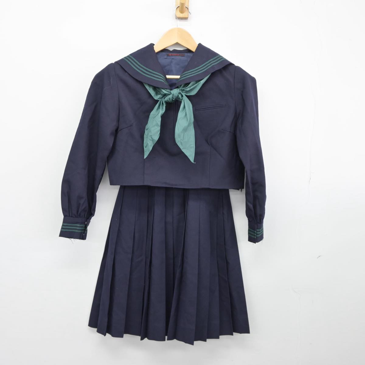 【中古】埼玉県 秩父高等学校 女子制服 3点（セーラー服・スカート）sf026216