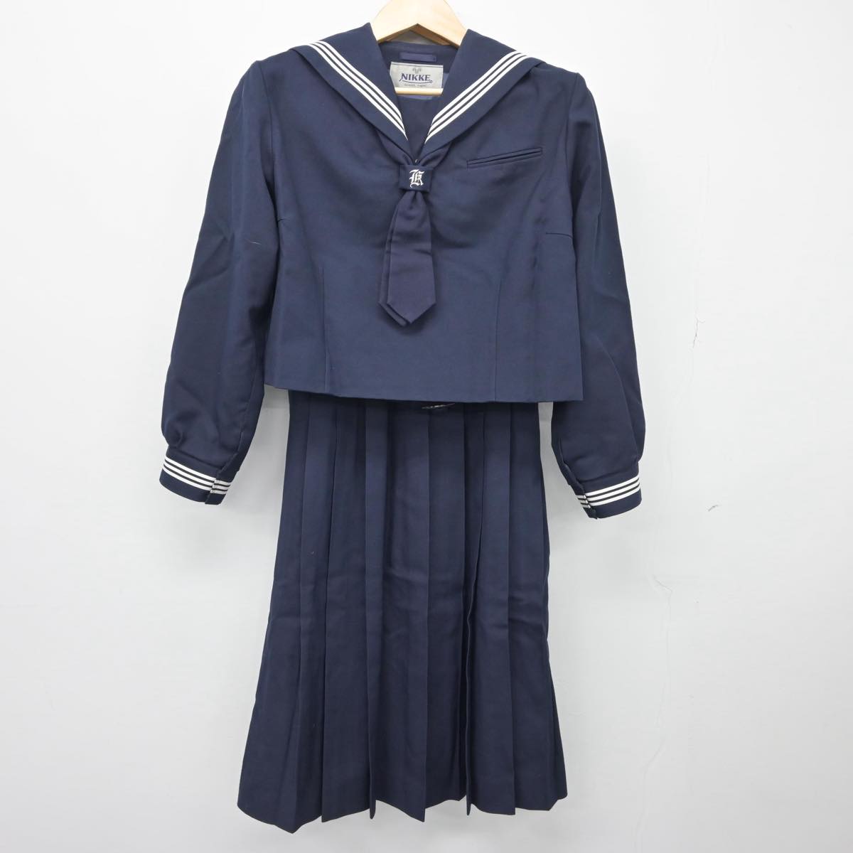 【中古】東京都 葛美中学校 女子制服 3点（セーラー服・ジャンパースカート）sf026500