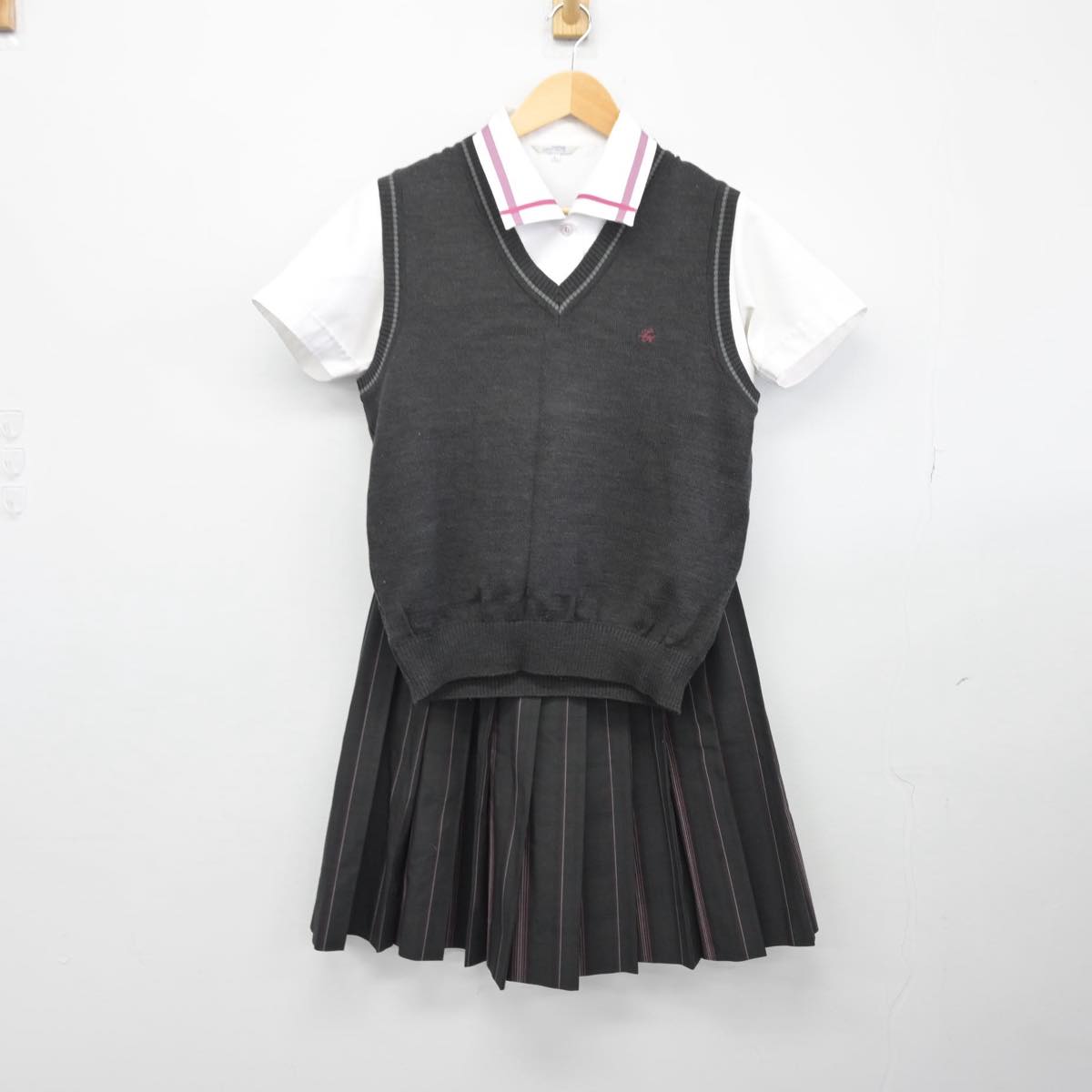 【中古】宮崎県 妻高等学校 女子制服 3点（ニットベスト・シャツ・スカート）sf028848