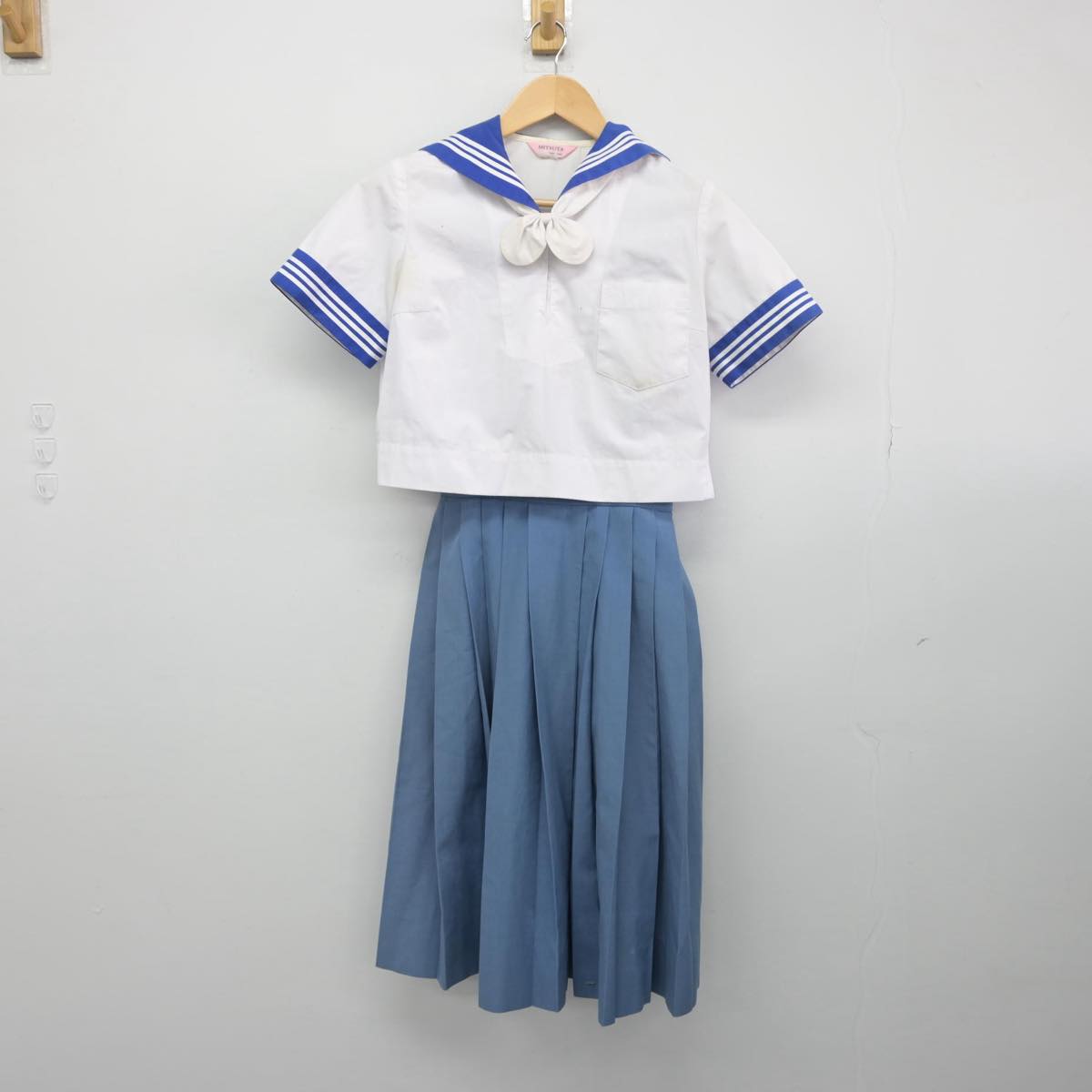中古】茨城県 三和中学校 女子制服 3点（セーラー服・スカート