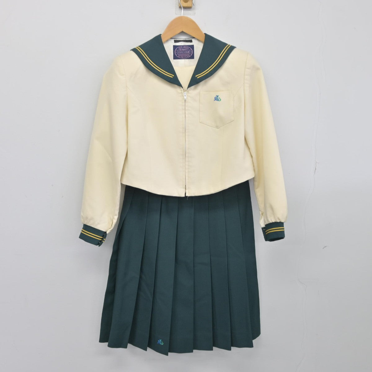 【中古】佐賀県 弘学館中学校 女子制服 2点（セーラー服・スカート）sf038711