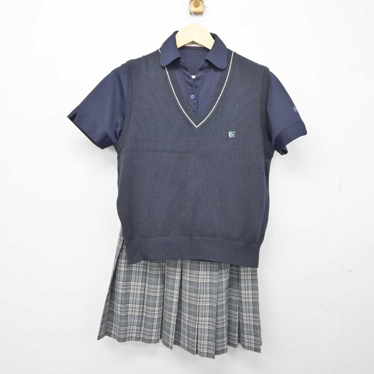 【中古】東京都 神田女学園高等学校 女子制服 3点 (ニットベスト・その他アイテム・スカート) sf043378