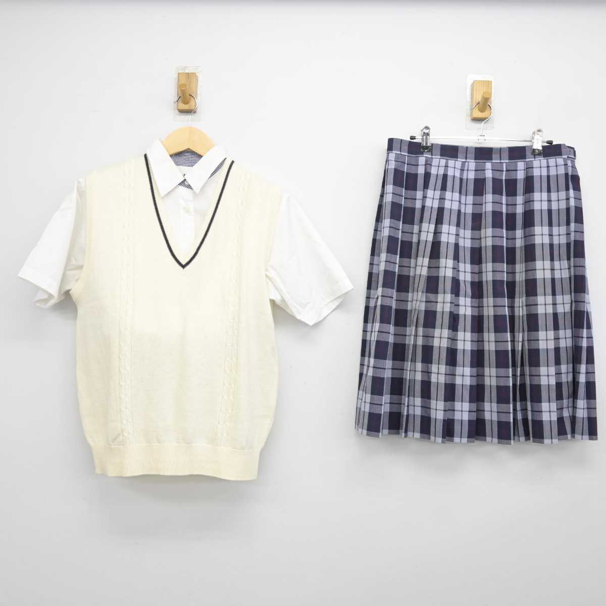 【中古】東京都 貞静学園高等学校 女子制服 3点 (ニットベスト・シャツ・スカート) sf044308