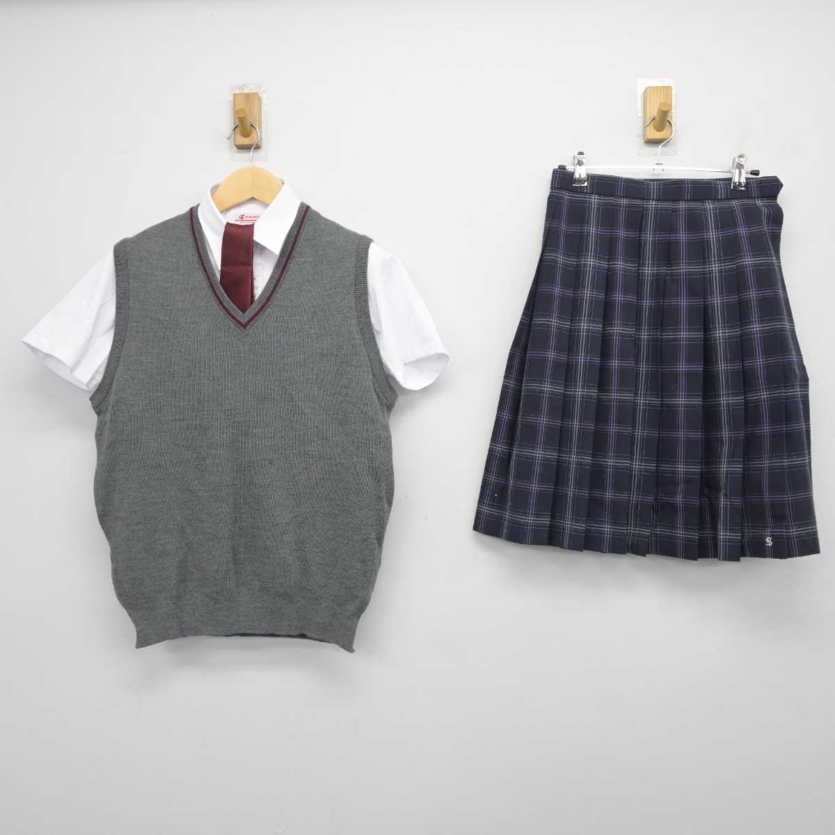 【中古】京都府 朱雀高等学校 女子制服 4点 (ニットベスト・シャツ・スカート) sf044553