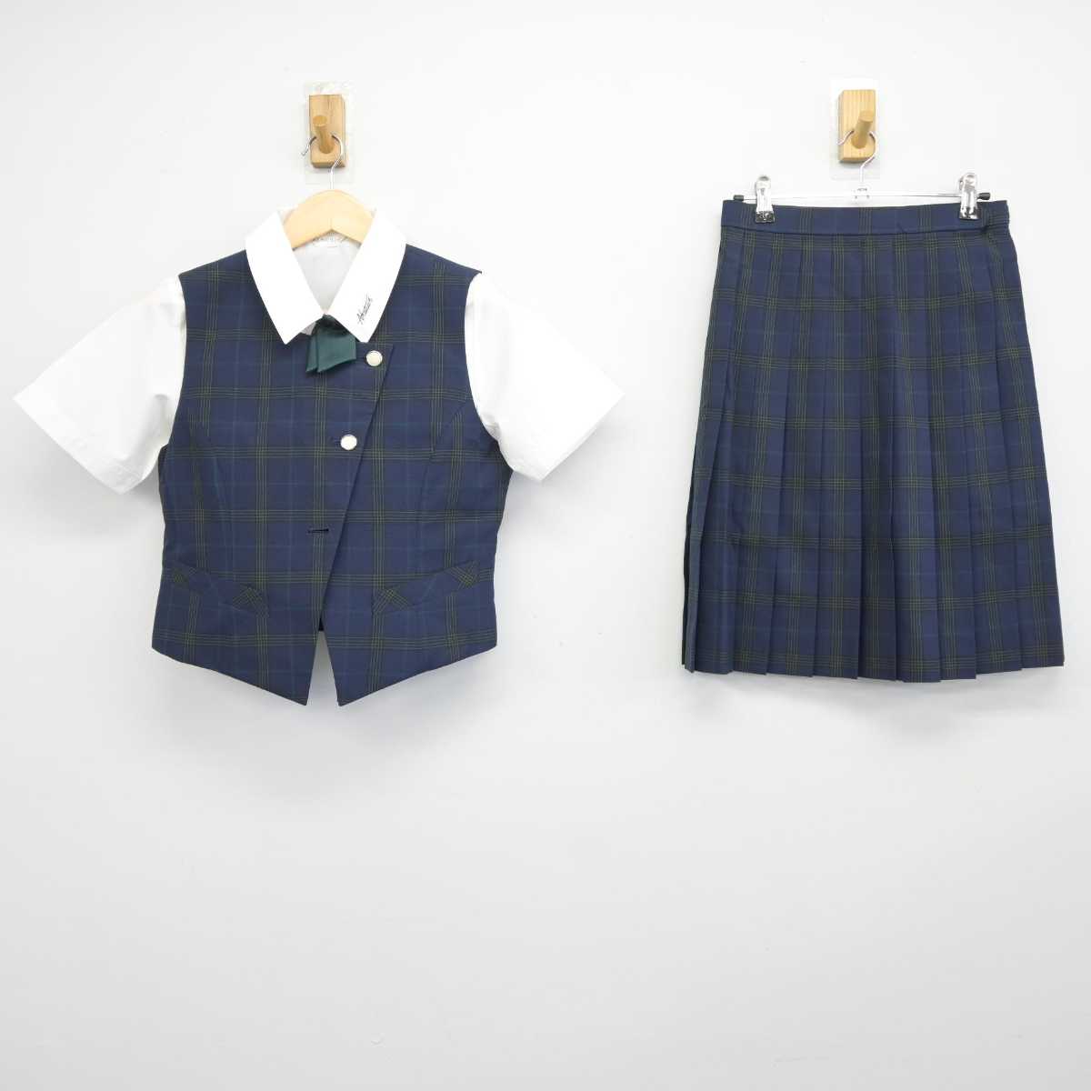 【中古】三重県 暁高等学校 女子制服 4点 (ベスト・シャツ・スカート) sf045196