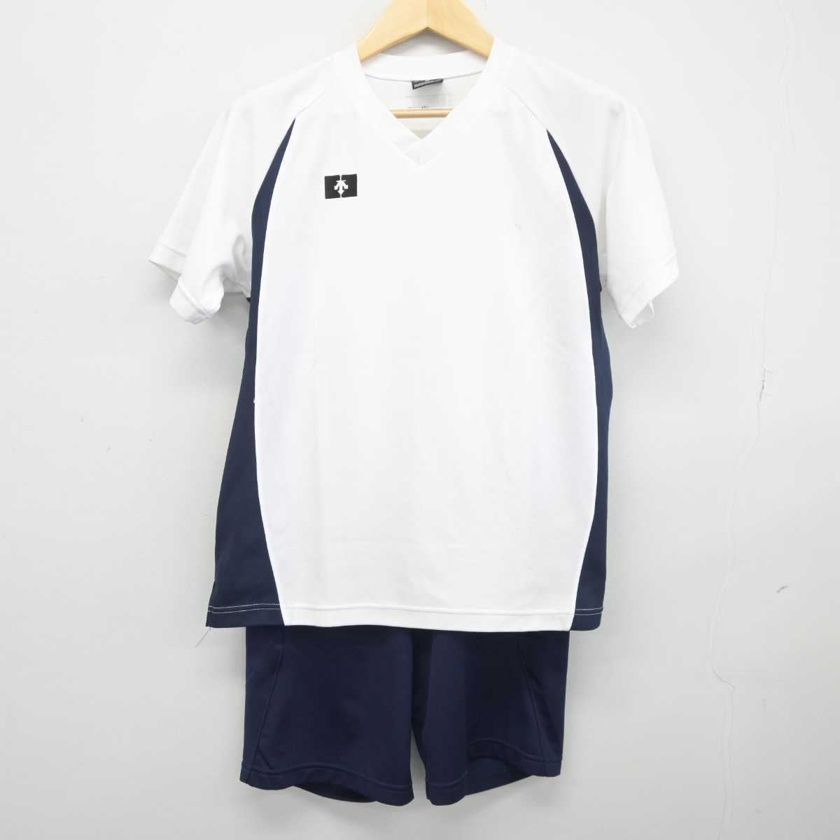 【中古】東京都 足立区立第六中学校 女子制服 2点 (体操服 上・体操服 下) sf045413