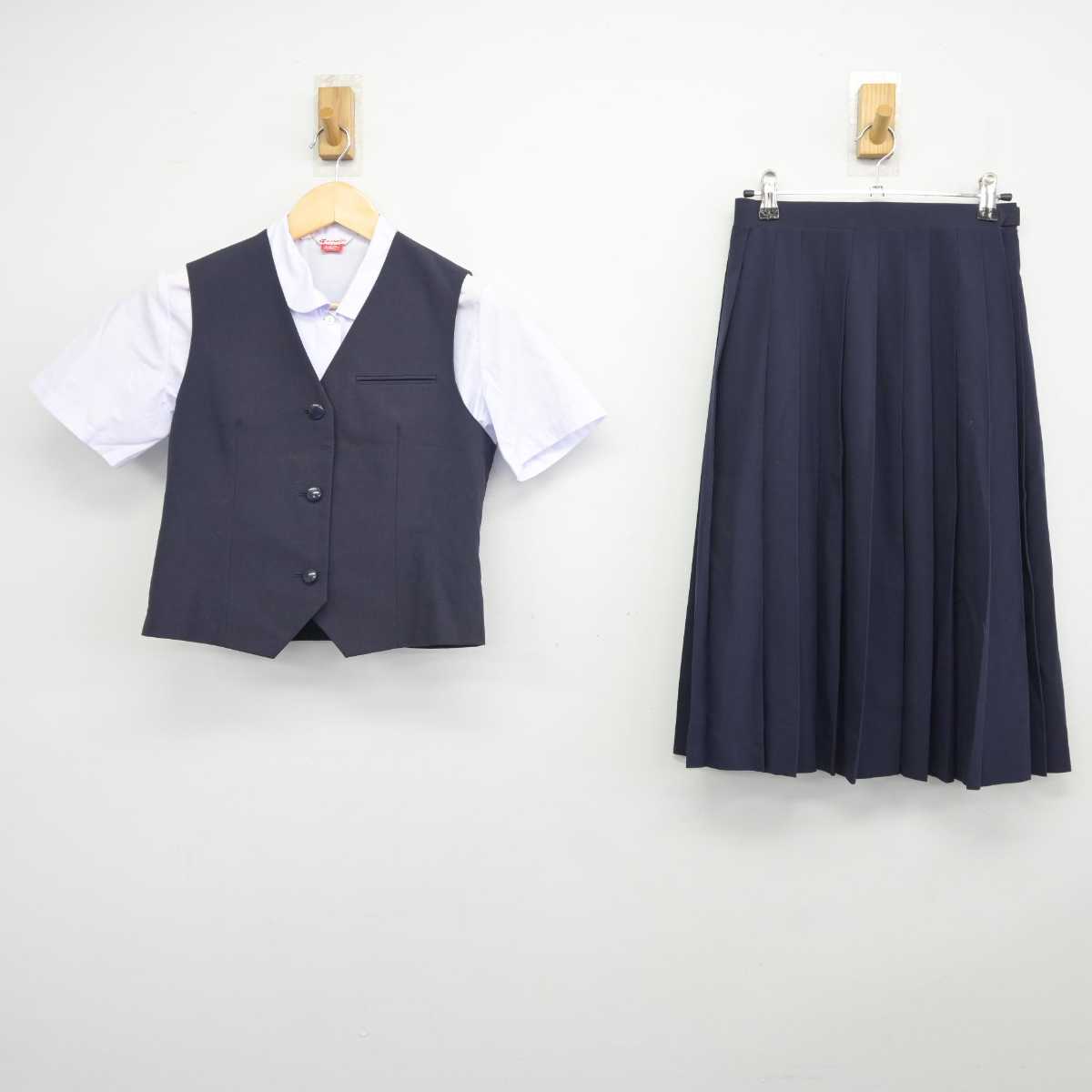 【中古】千葉県 蘇我中学校 女子制服 3点 (ベスト・シャツ・スカート) sf045942