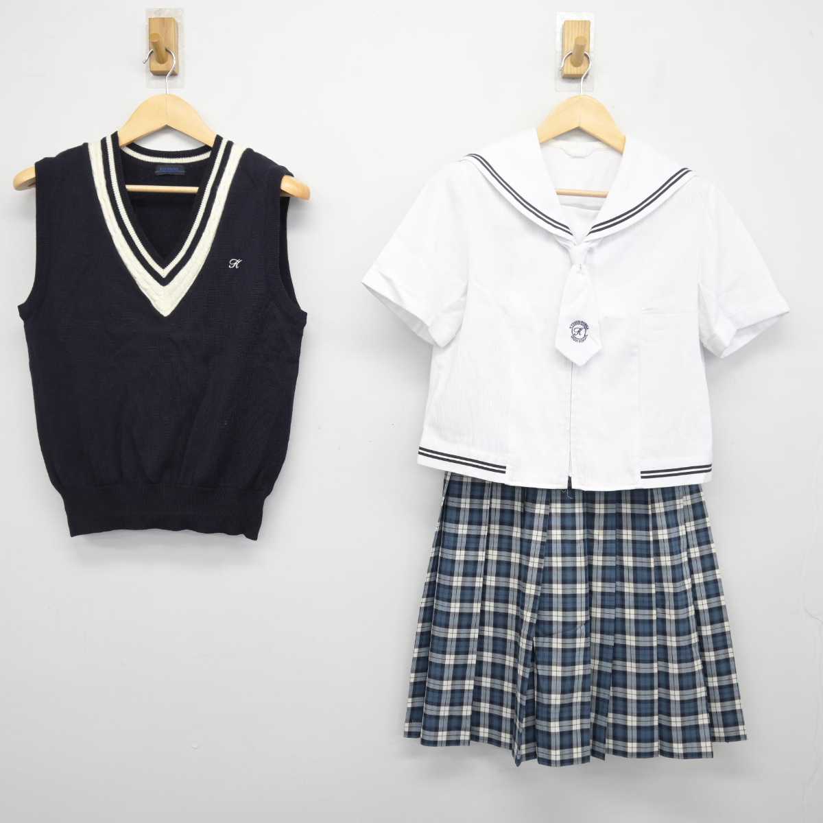 【中古】長崎県 九州文化学園高等学校 女子制服 4点 (ニットベスト・セーラー服・スカート) sf048594