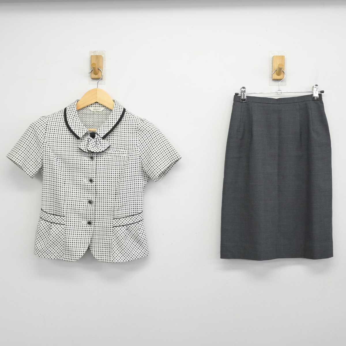 【中古】 事務服 女子制服 2点 (シャツ・スカート) sf048988