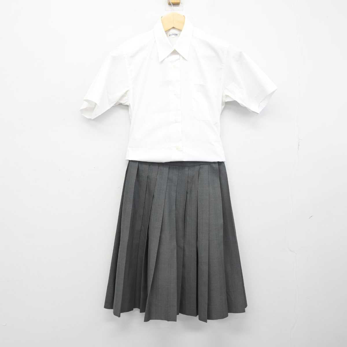 【中古】東京都 荒川商業高等学校 女子制服 2点 (シャツ・スカート) sf050840