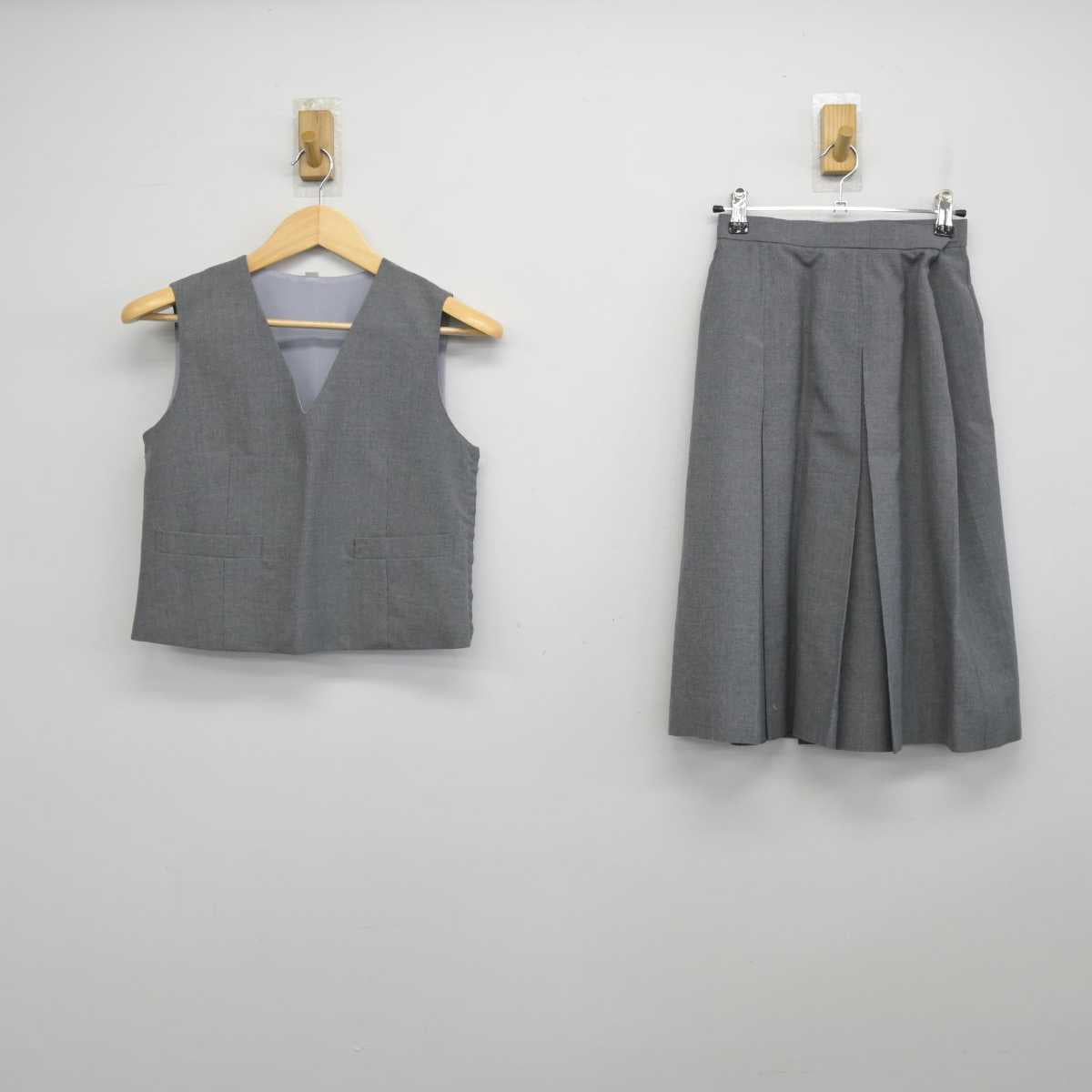 【中古】千葉県 下貝塚中学校 女子制服 2点 (ベスト・スカート) sf051615