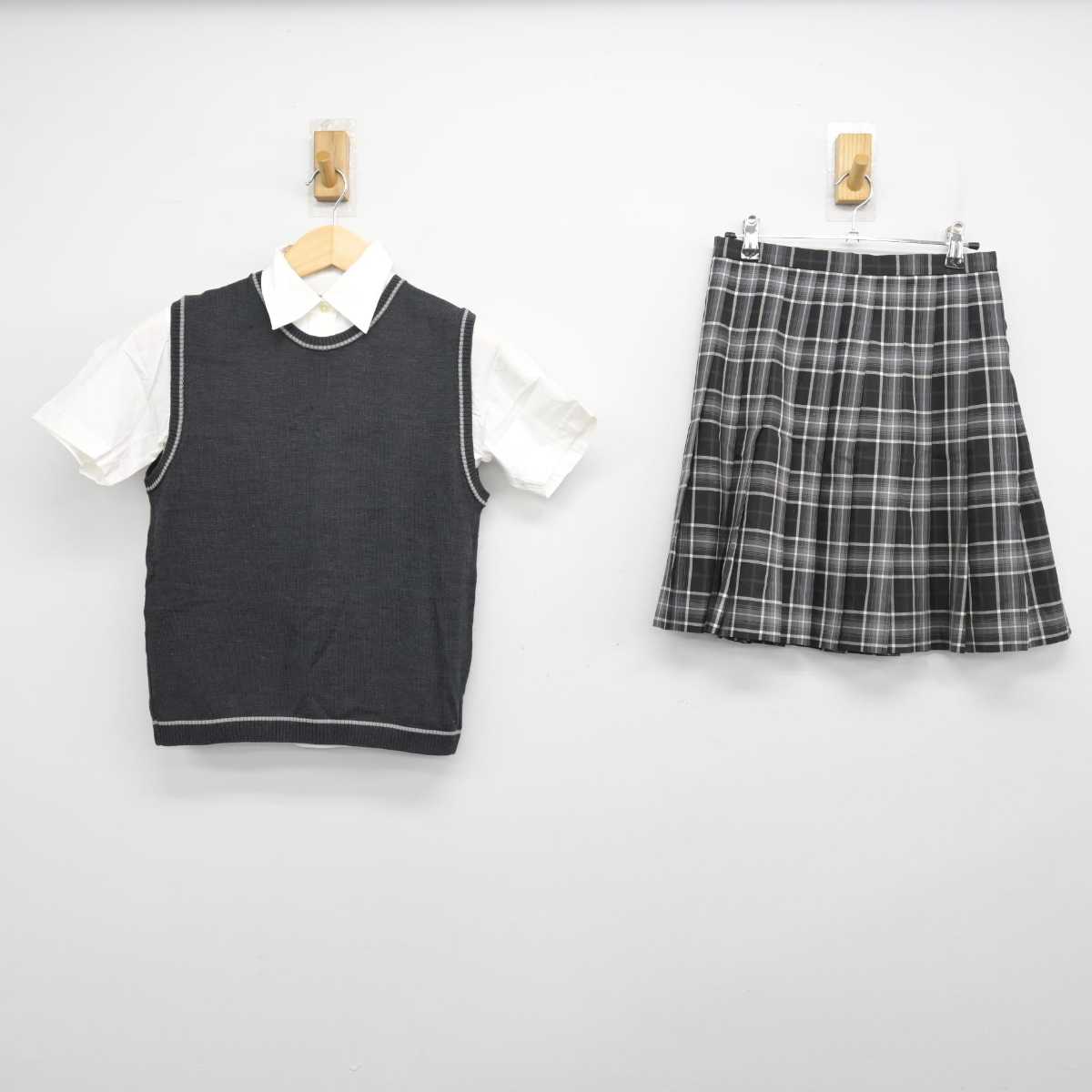 【中古】東京都 八王子学園八王子高等学校 女子制服 3点 (ニットベスト・シャツ・スカート) sf051669