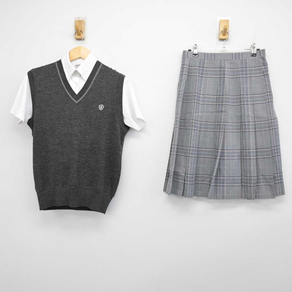 【中古】埼玉県 埼玉栄高等学校 女子制服 3点 (ニットベスト・シャツ・スカート) sf051795