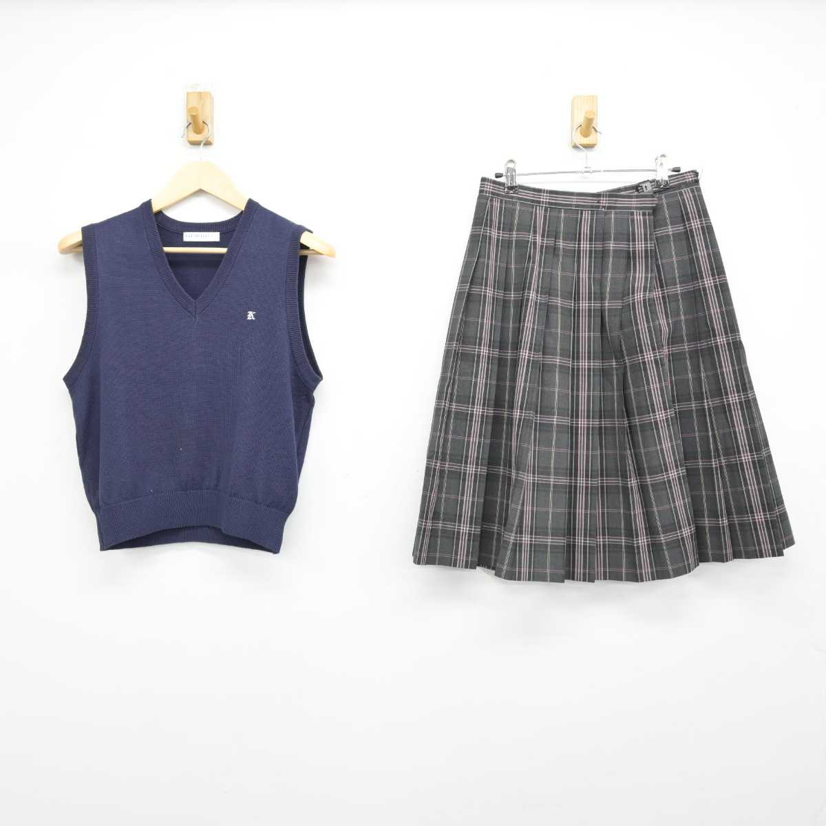 【中古】埼玉県 喜沢中学校 女子制服 2点 (ニットベスト・スカート) sf052047