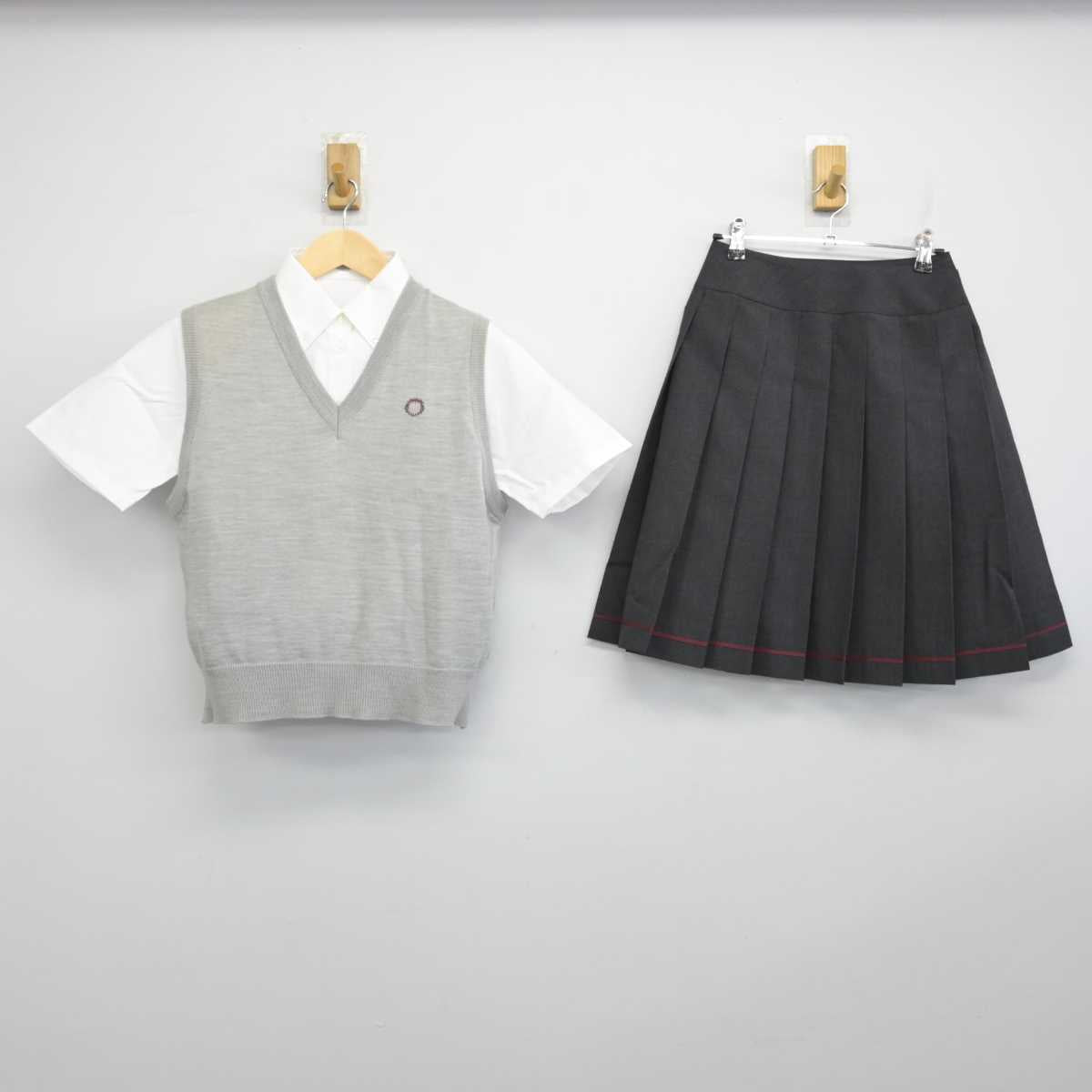 【中古】東京都 桜美林高等学校 女子制服 3点 (ニットベスト・シャツ・スカート) sf053040