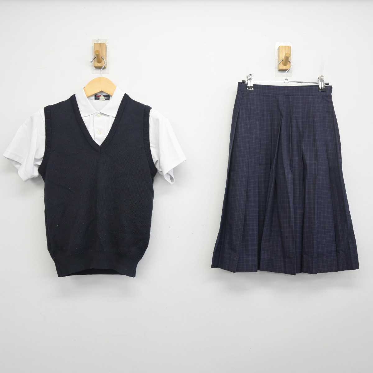 【中古】福岡県 福岡市内新中学標準服 女子制服 3点 (ニットベスト・シャツ・スカート) sf054776