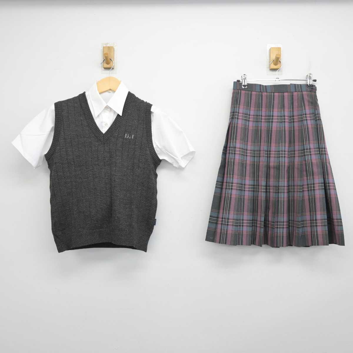 【中古】東京都 共立女子第二高等学校 女子制服 3点 (ニットベスト・シャツ・スカート) sf054926