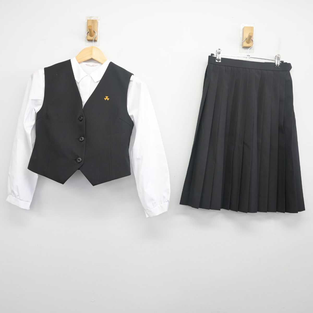 【中古】高知県 高知小津高等学校 女子制服 3点 (ベスト・シャツ・スカート) sf055809