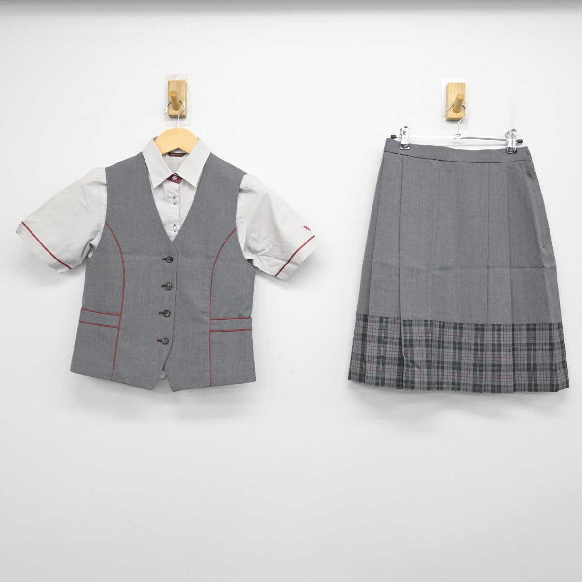 【中古】神奈川県 北鎌倉女子学園高等学校 女子制服 3点 (ベスト・シャツ・スカート) sf056016