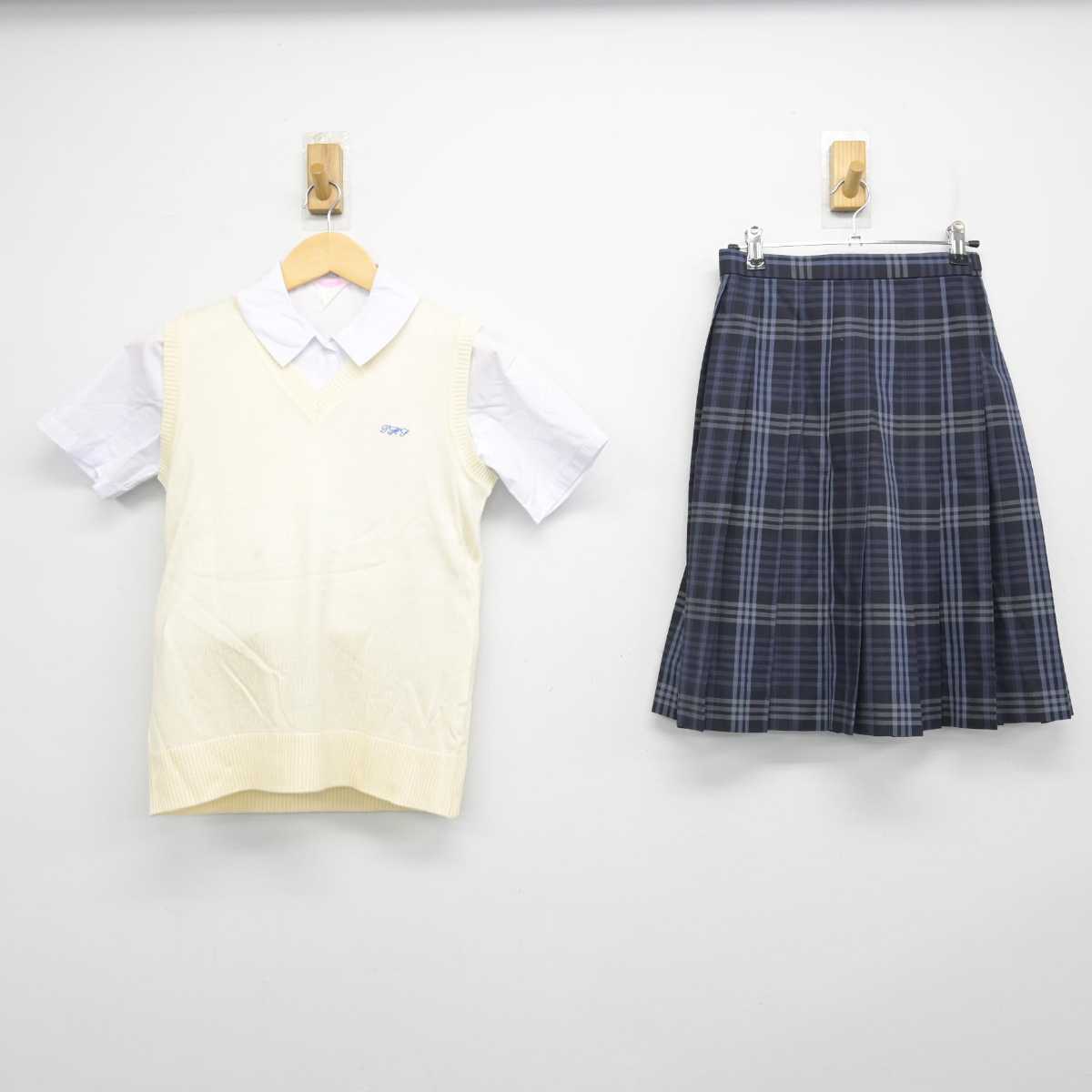 【中古】埼玉県 常盤高等学校 女子制服 3点 (ニットベスト・シャツ・スカート) sf056018