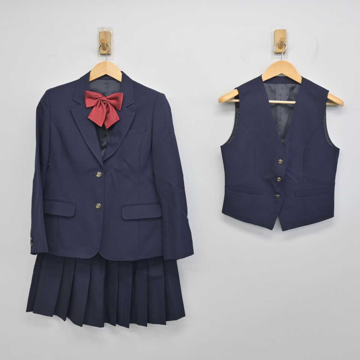 【中古】埼玉県 浦和実業学園高等学校 女子制服 4点 (ブレザー・ベスト・スカート) sf056030