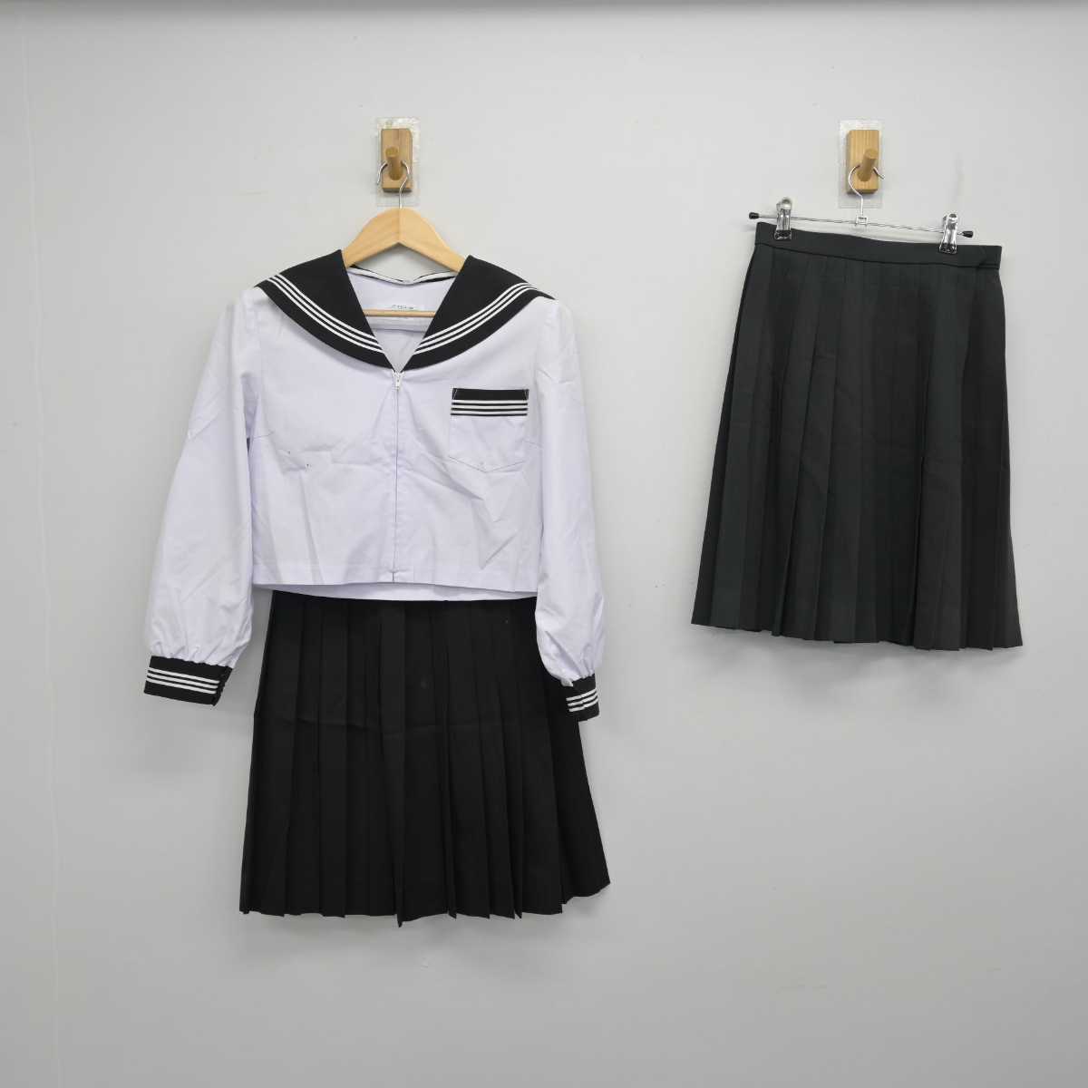 【中古】三重県 松阪高等学校 女子制服 3点 (セーラー服・スカート・スカート) sf056281