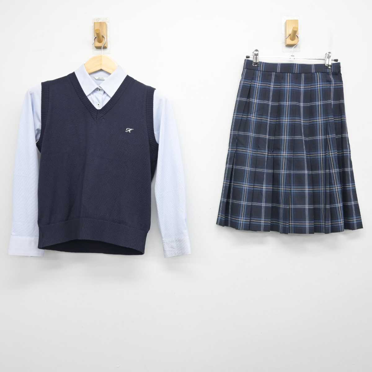 【中古】福岡県 古賀竟成館高等学校 女子制服 3点 (ニットベスト・シャツ・スカート) sf056735