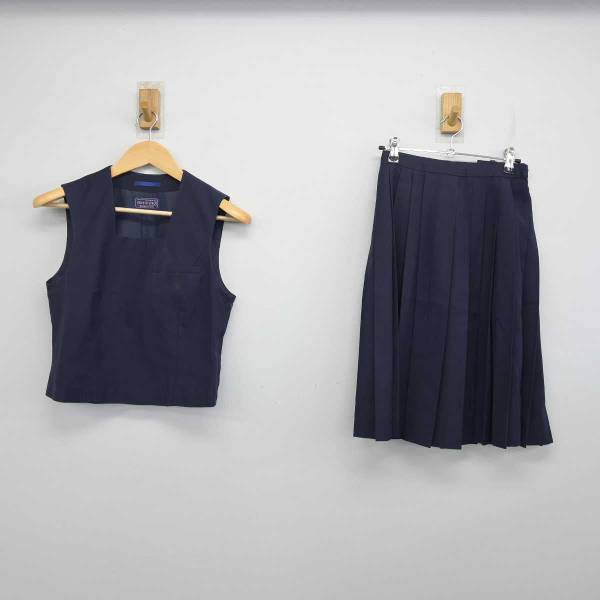 【中古】北海道 琴似中学校 女子制服 2点 (ベスト・スカート) sf056815