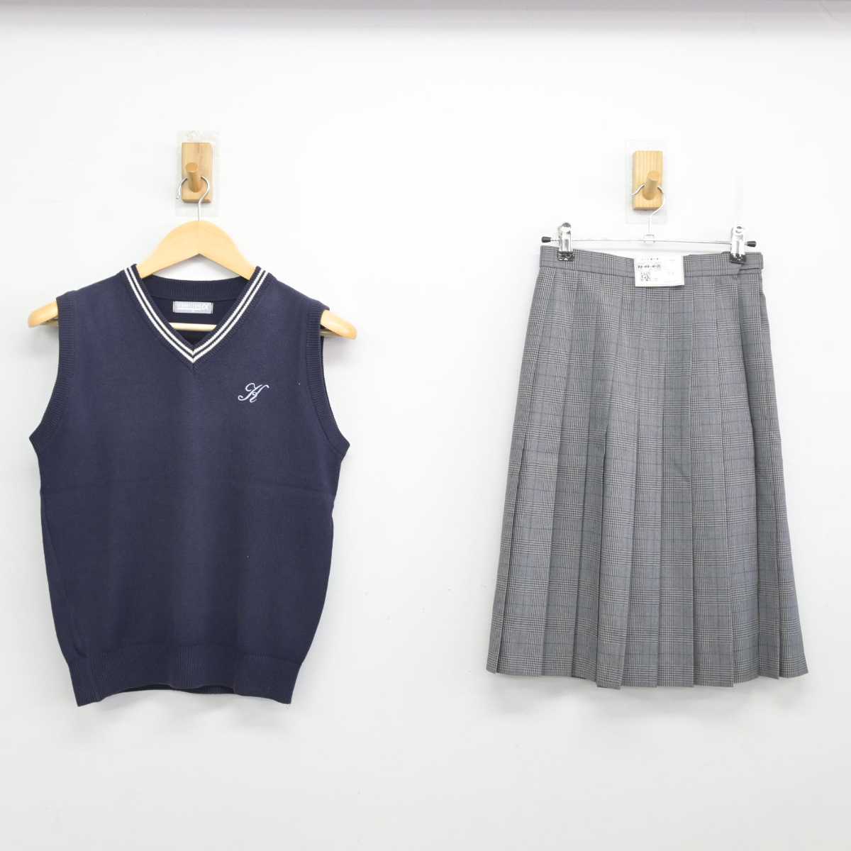 中古】大阪府 近畿大学附属高等学校 女子制服 2点 (ニットベスト・スカート) sf057178 | 中古制服通販パレイド