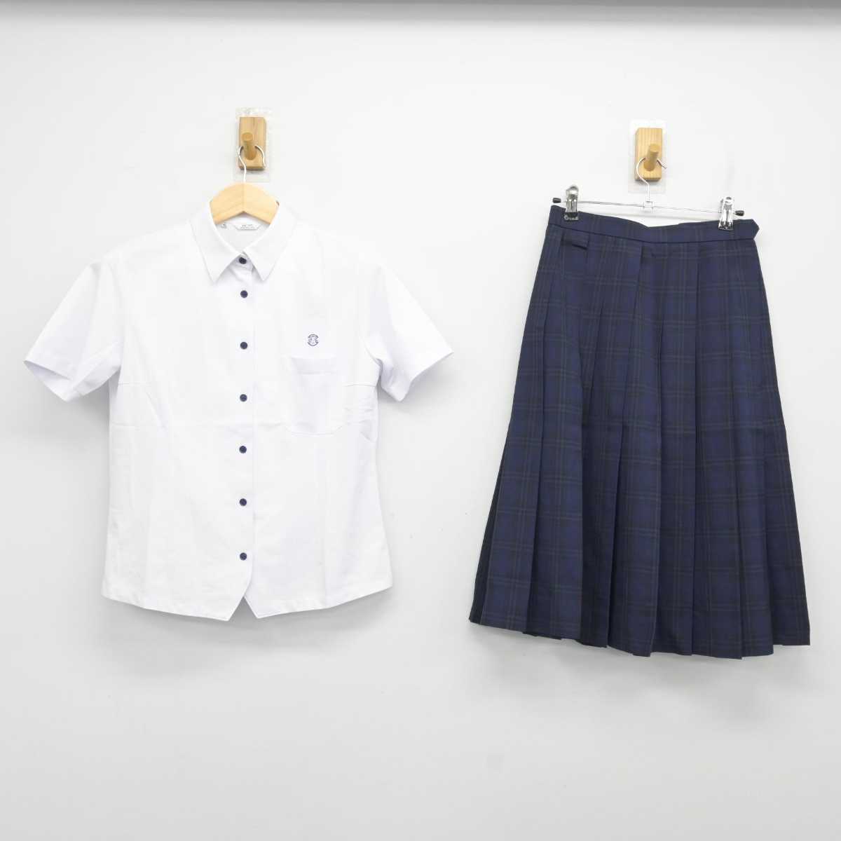 【中古】福岡県 春日高等学校 女子制服 2点 (シャツ・スカート) sf059409