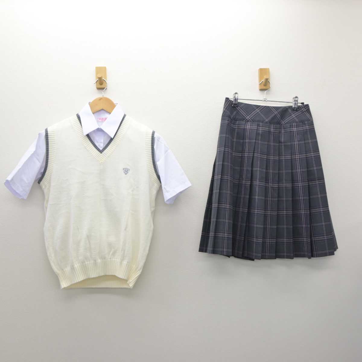 【中古】埼玉県 蓮田松韻高等学校 女子制服 3点 (ニットベスト・シャツ・スカート) sf061291