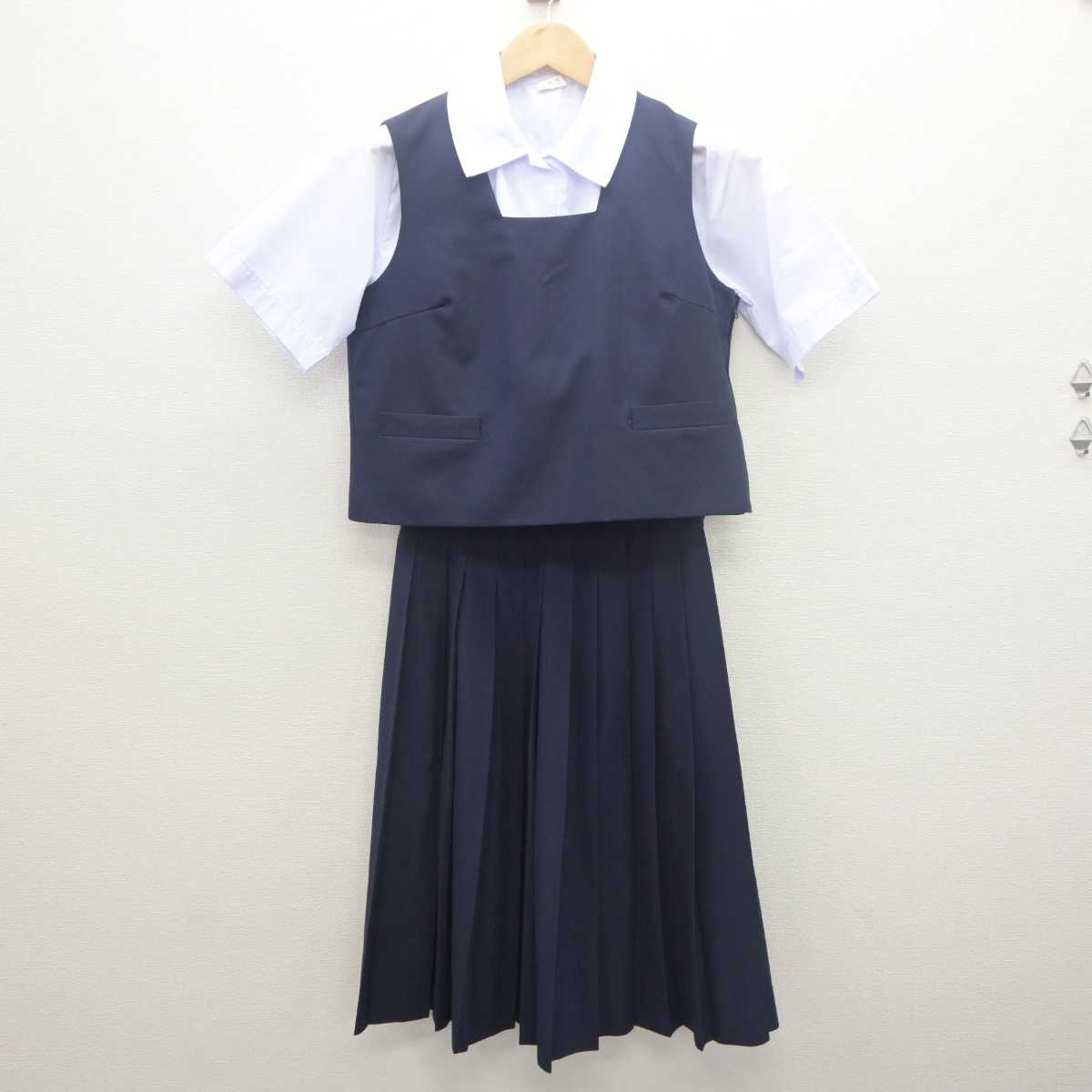 【中古】埼玉県 鷲宮中学校 女子制服 3点 (ベスト・シャツ・スカート) sf061995