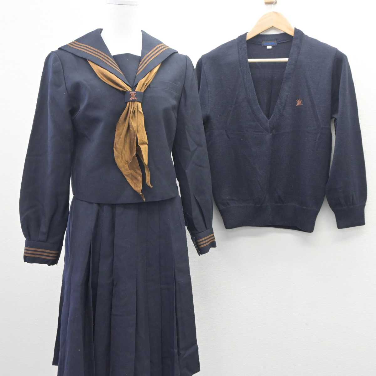 【中古】東京都 関東国際高等学校 女子制服 4点 (セーラー服・ニット・スカート) sf062815