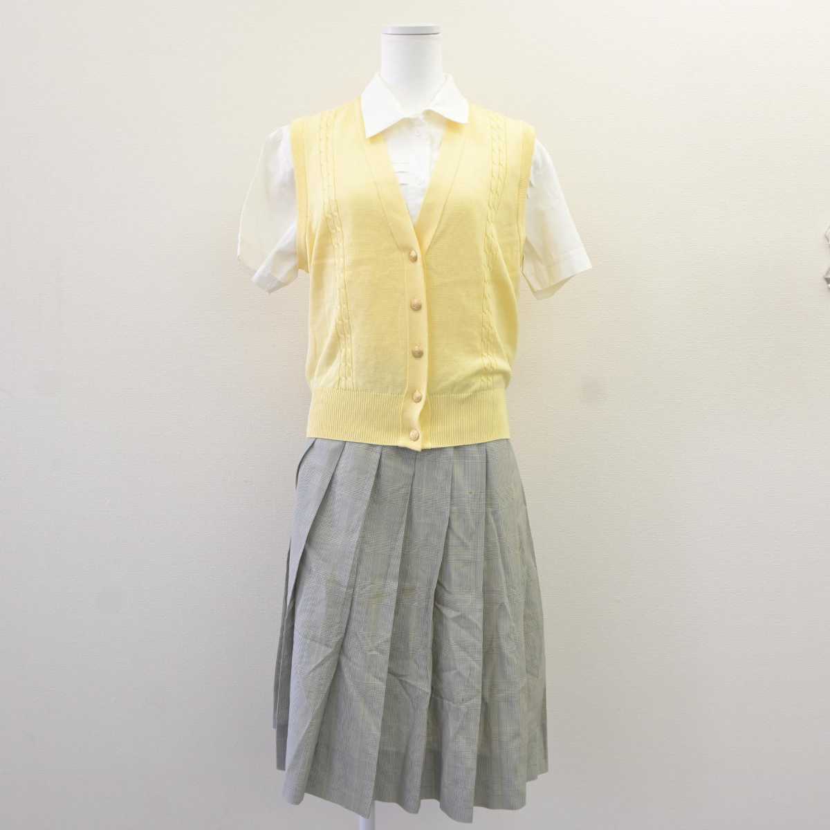 【中古】大阪府 大阪国際大和田高等学校 女子制服 3点 (ニットベスト・シャツ・スカート) sf065181