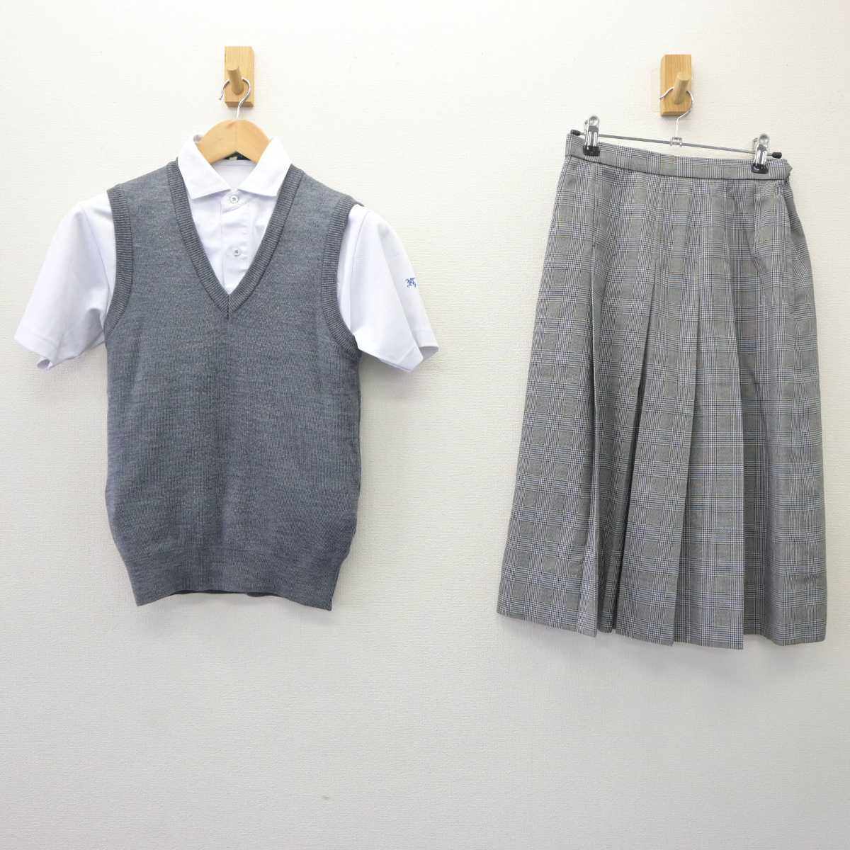 【中古】広島県 七尾中学校 女子制服 3点 (ニットベスト・シャツ・スカート) sf065208