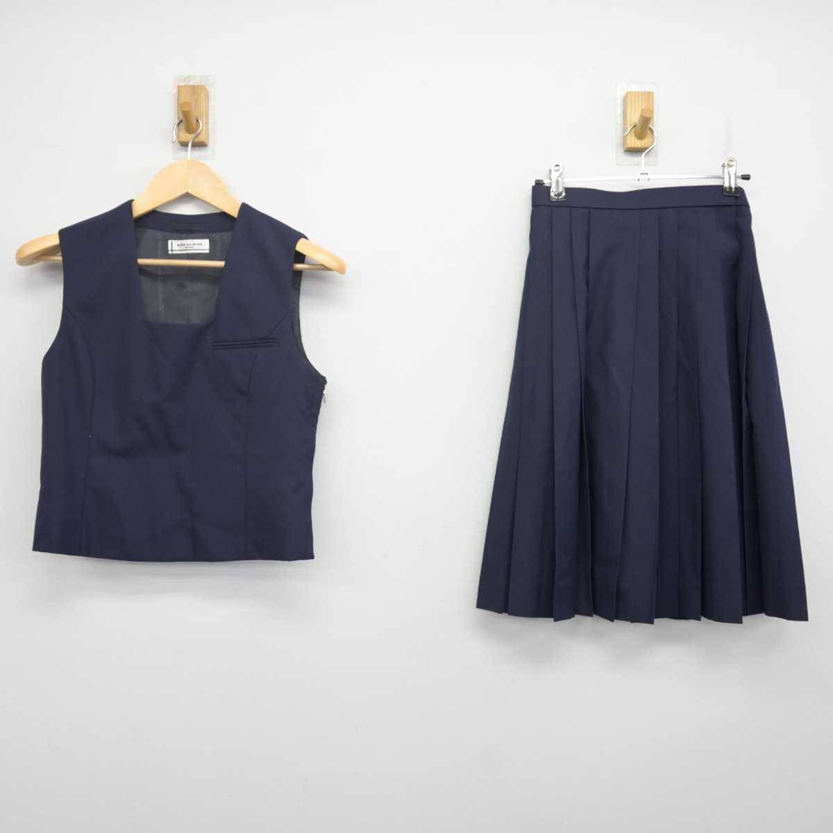 【中古】北海道 琴似中学校 女子制服 2点 (ベスト・スカート) sf070560