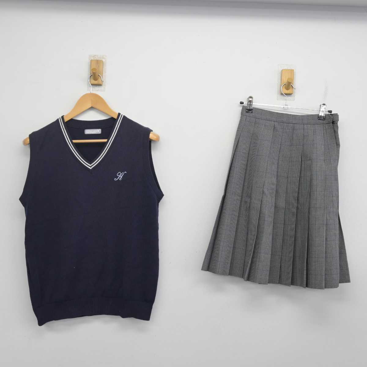 【中古】大阪府 近畿大学附属高等学校 女子制服 2点 (ニットベスト・スカート) sf071713