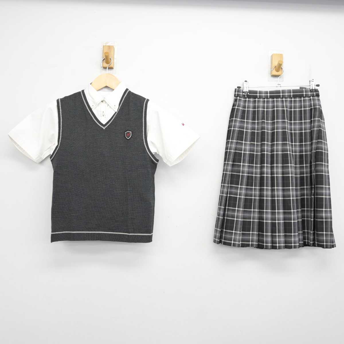 【中古】東京都 八王子学園八王子高等学校 女子制服 3点 (ニットベスト・シャツ・スカート) sf073123