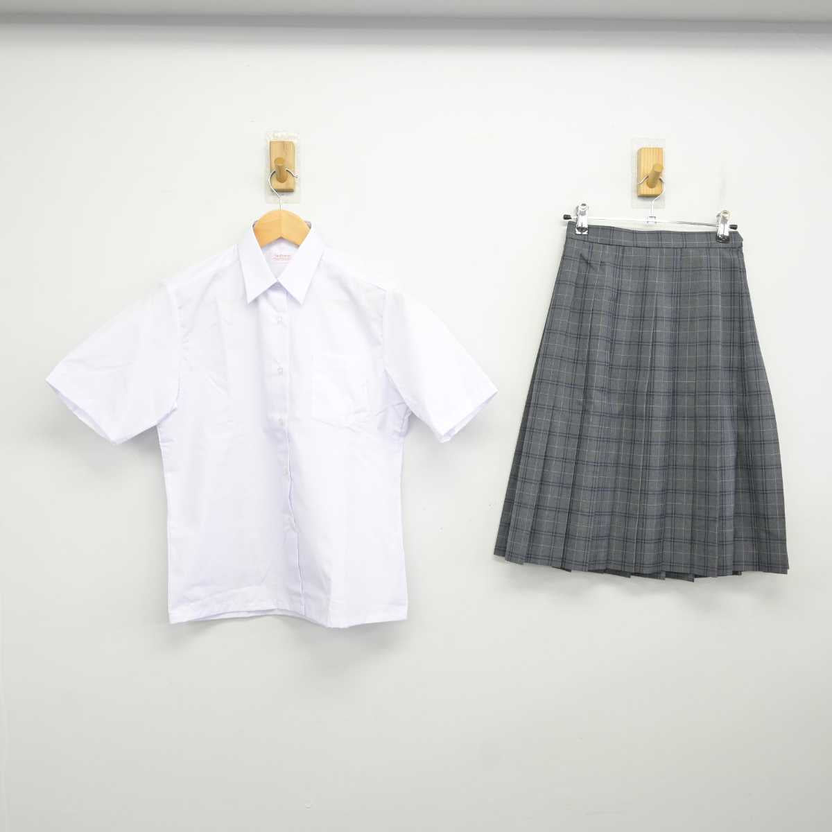 【中古】大阪府 同志社香里中学校 女子制服 2点 (シャツ・スカート) sf075496