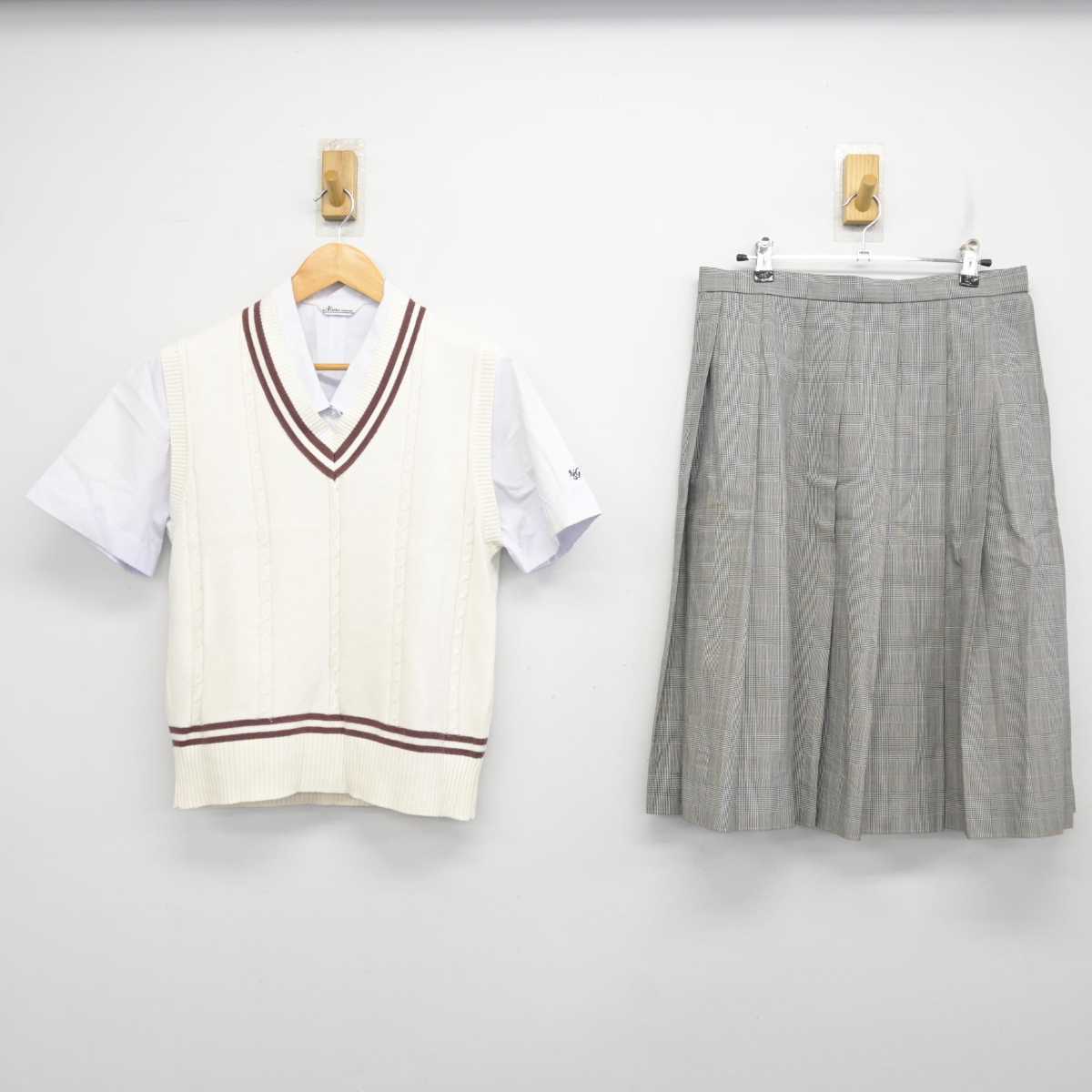 【中古】鹿児島県 鹿児島城西高等学校 女子制服 3点 (ニットベスト・シャツ・スカート) sf077008