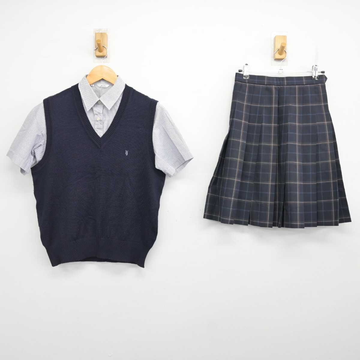 【中古】神奈川県 横浜清風高等学校 女子制服 3点 (ニットベスト・シャツ・スカート) sf077335