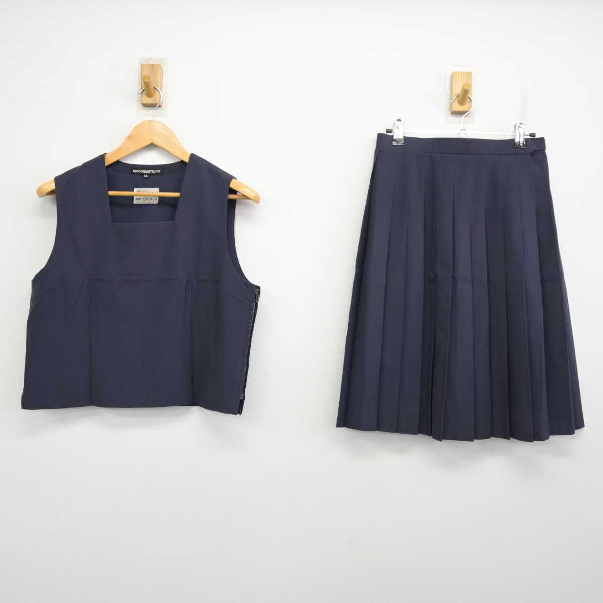 【中古】東京都 砧中学校 女子制服 2点 (ベスト・スカート) sf077691