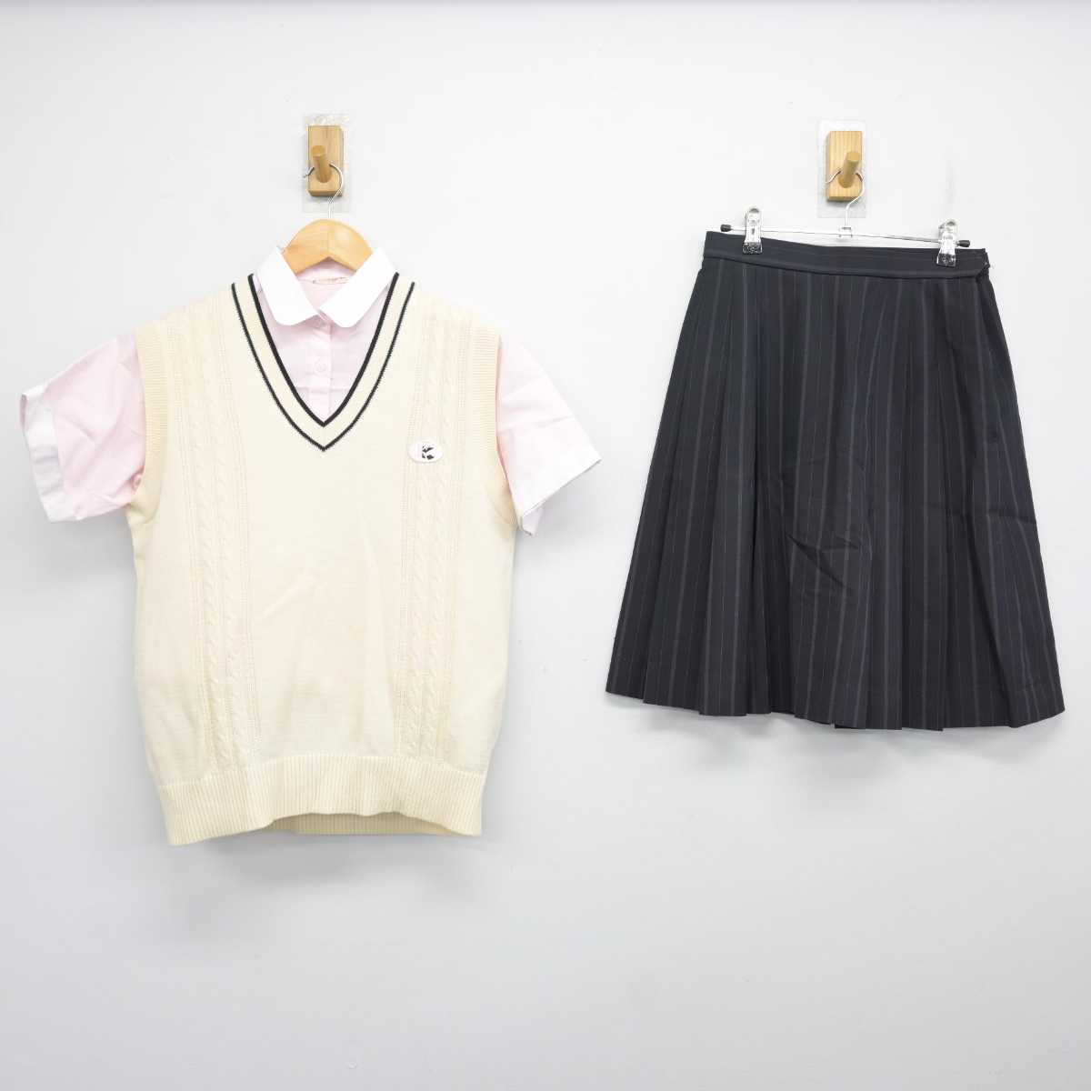 【中古】埼玉県 久喜高等学校 女子制服 3点 (ニットベスト・シャツ・スカート) sf078548